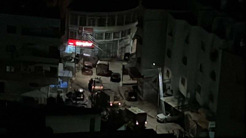 تفاصيل ما جرى داخل البلدة القديمة وسط نابلس فجر اليوم..

قوات خاصة من جيش الاحتلال اقتحمت حارة القريون بالبلدة القديمة بمدينة نابلس 

القوة الخاصة تفا...