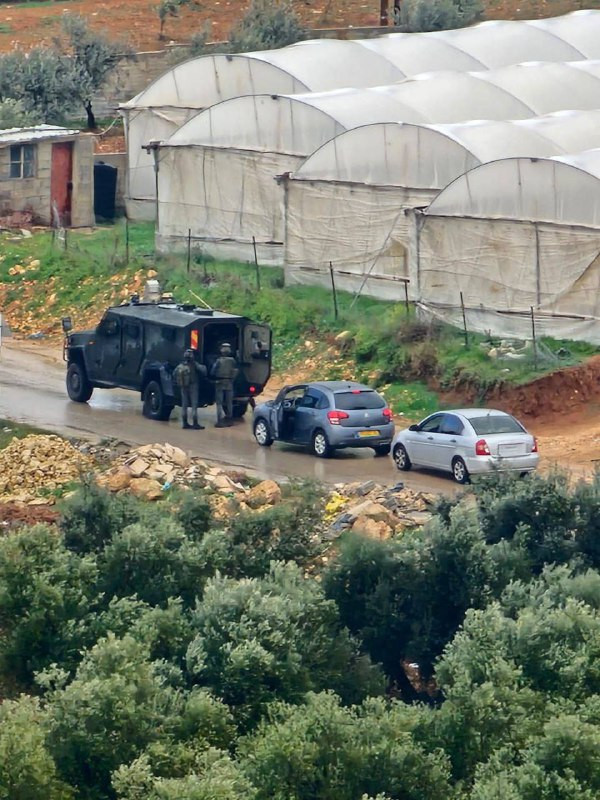 الاحتلال يطارد المركبات ويصادر عددًا منها في منطقة زيف شمال يطا، جنوبي الخليل...