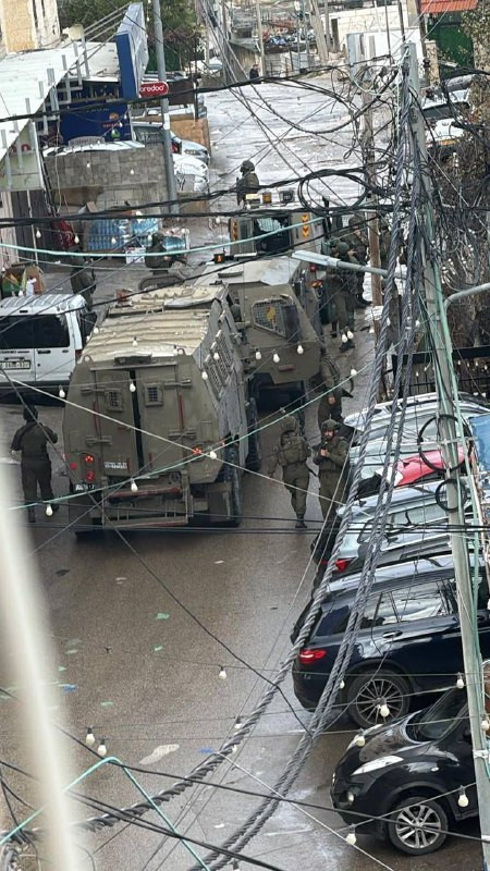 قوات الاحتلال تغلق بعض مداخل بلدة كفر عقب شمال القدس المحتلة خلال اقتحامها المستمر للبلدة...