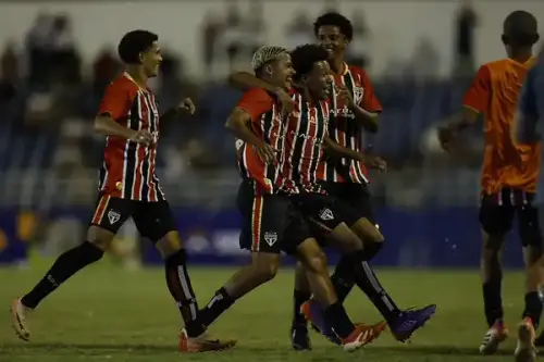 São Paulo e Real Soccer duelam na Copinha 2026; craques em formação brilham em campo