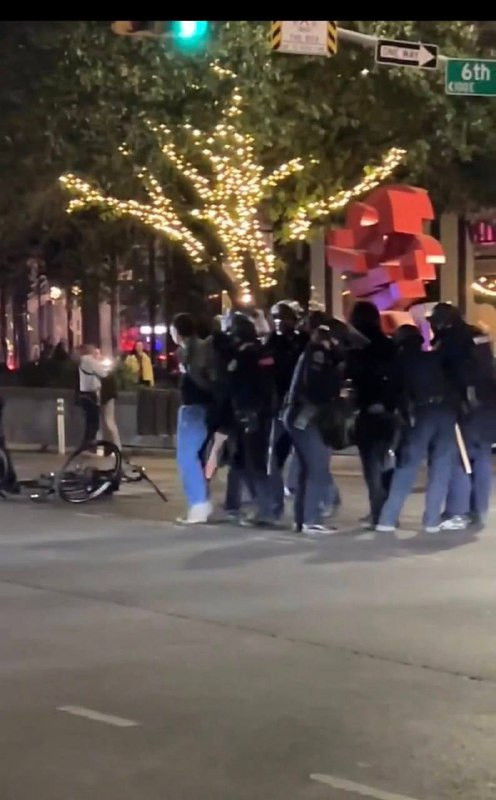 الامريكيون غاضبون جدا، مشاهد من تظاهرات واسعة اندلعت الليلة في عدة مدن أمريكية، احتجاجًا على سياسات الرئيس الأمريكي ترمب المتعلقة بالترحيل والهجرة، وس...