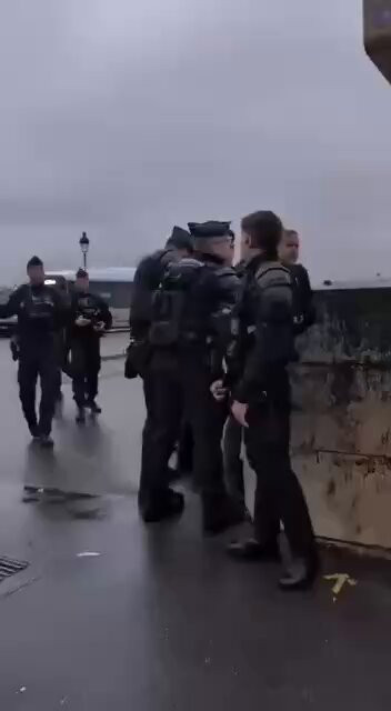 pPh0WWTGv4Bd6IXB.jpg