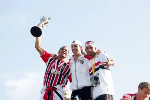 São Paulo celebra 20 anos do tricampeonato mundial — relembre os momentos marcantes da conquista!