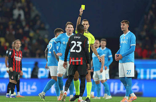 Luca Zufferli kala memimpin laga Napoli vs AC Milan Getty Images.jpg