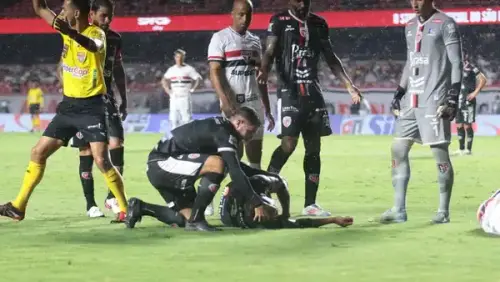 Jogador do Primavera é Socorrido em Ambulância Durante Partida no Morumbi