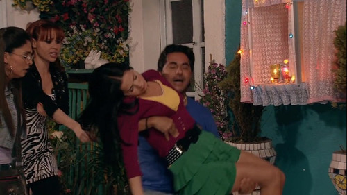 Gancho al corazon, Un Ep 60 Danna Garcia faint.jpg