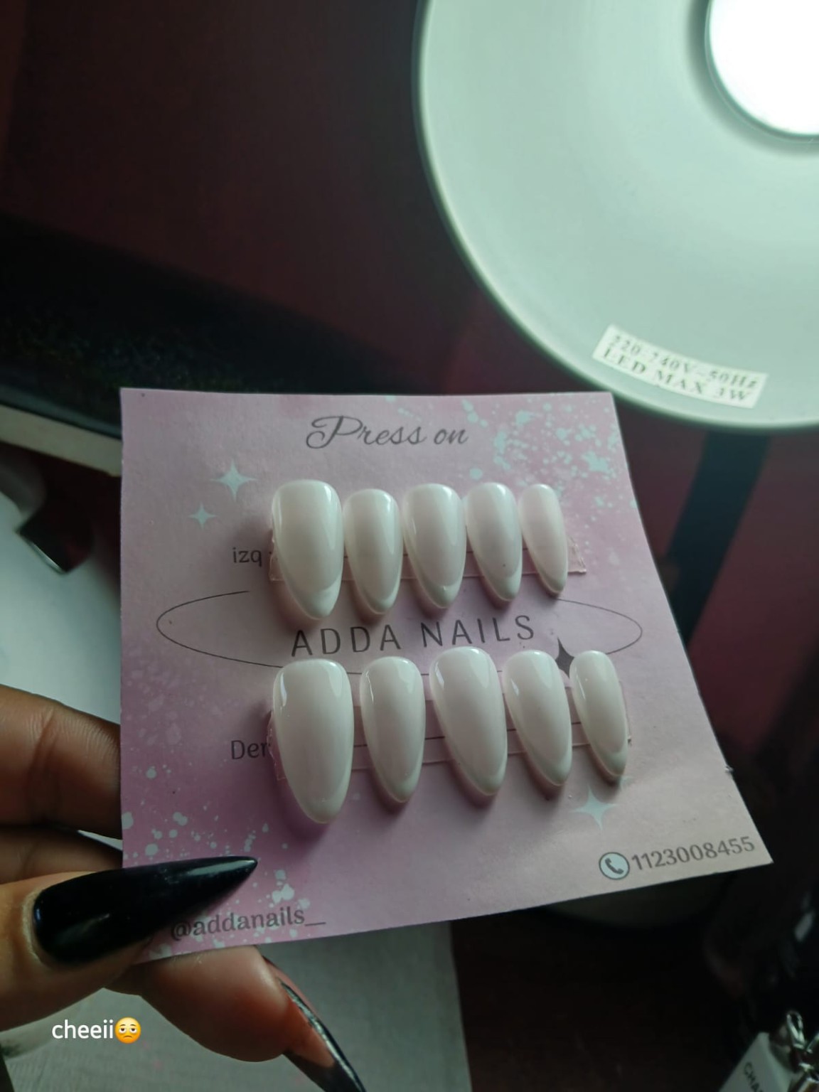 Press On en tonos nude con detalles delicados y acabado brillante, look clean