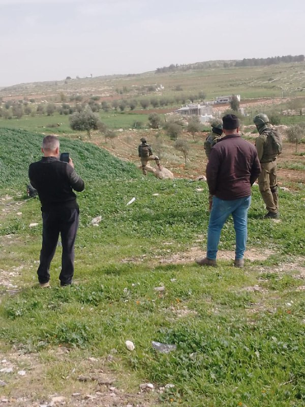 صورة| جيش الاحتلال يمنع الأهالي من زراعة الأشجار في خربة أم الخير بمسافر يطا جنوب الخليل....