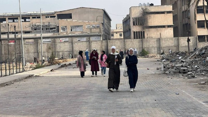 بعد عامين من الدمار والرعب والقتل، يعود طلاب غزة إلى مقاعد الدراسة في الجامعة الإسلامية المدمرة، بإمكانيات بسيطة، بدون كهرباء ولا مقاعد، وسط أوضاع اقت...