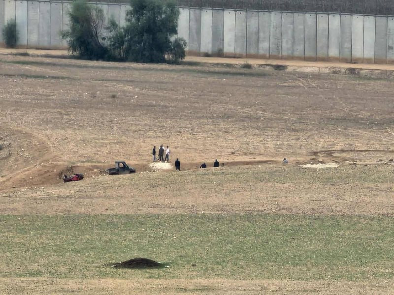 مستوطنون يقتحمون قرية البرج جنوب الخليل ويحتجزون عدداً من المزارعين أثناء محاولتهم الوصول إلى أراضيهم....