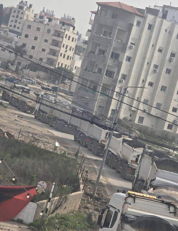 شاحنات دفع بها الاحتلال اليوم إلى مخيم طولكرم الذي يواجه عدوانا واسعا منذ أشهر....