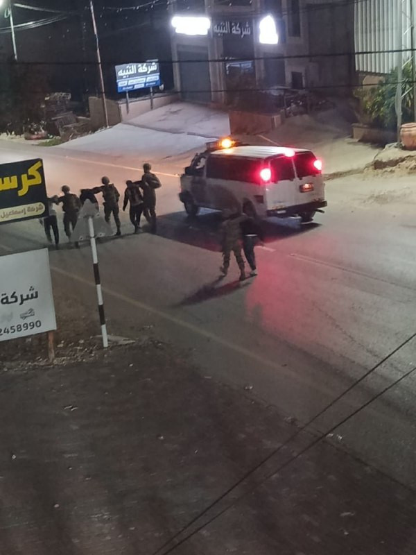 شنت قوات الاحتلال حملة اعتقالات وتنكيل في قرية مسحة غرب سلفيت، بعد استهداف مركبة مستوطنٍ بقضيب حديدي....