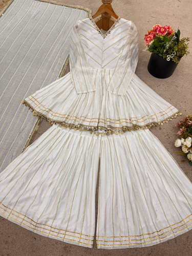 photo 6165689007158186536 y.jpg