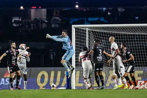 Salvador do São Paulo! Crespo rasga elogios e fala sobre a importância do Rafael para o Tricolor