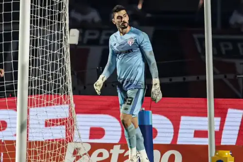 Rafael brilha, São Paulo vence e alivia pressão no Morumbi