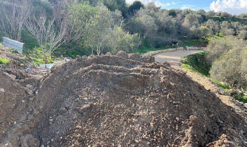 صورة| قوات الاحتلال تغلق طرقًا زراعية في بلدة سبسطية شمال غرب نابلس....