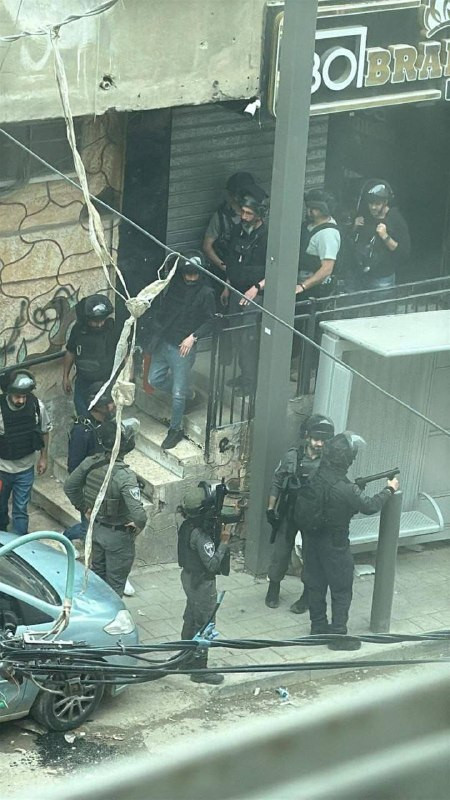 صورة | قوات الاحتلال تواصل اقتحام المحلات التجارية والمنازل في مخيم شعفاط بالقدس المحتلة...