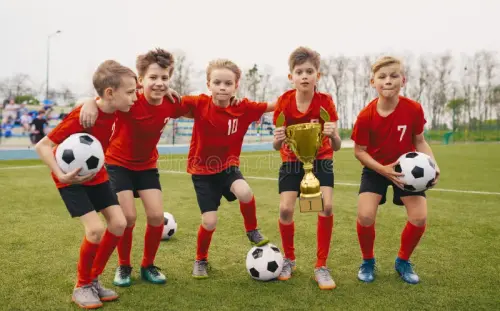 happy junior sports team jonge jongens het voetbalteam van de organisatie golden cup en voetbal groe.webp