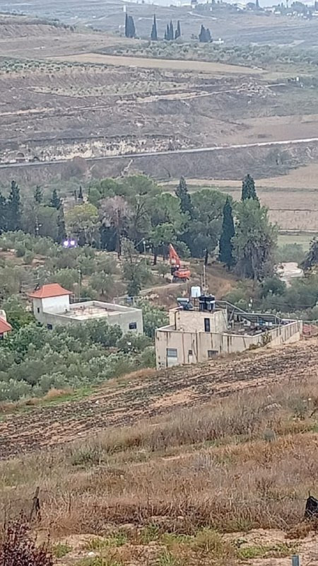 جانب من عمليات تجريف الاراضي التي تجريها جرافات الاحتلال في منطقة المسعودية على أراضي قرية برقة شمال غرب نابلس....