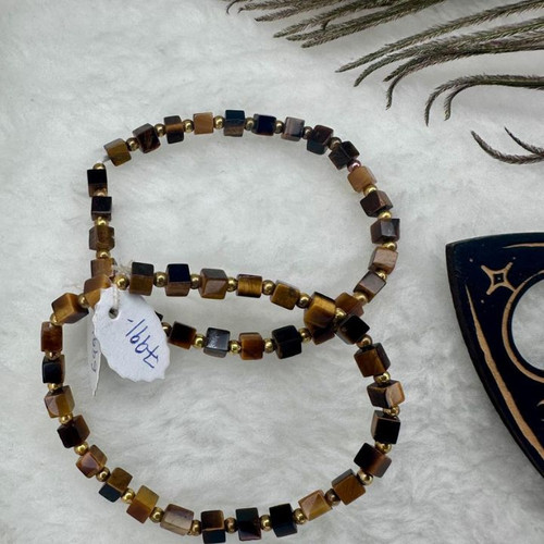 Avisa Wellness, founded by spiritual healer Radhika Suresh, is your trusted destination for metaphys.jpg