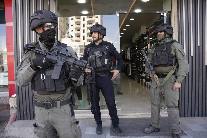 اعتقلت قوات الاحتلال مواطناً من بلدة العيزرية شرقي القدس المحتلة، واستدعت ثلاثة من أصحاب المحال التجارية للتحقيق، وصادرت بضائع تُقدّر قيمتها بنحو 1.3 ...