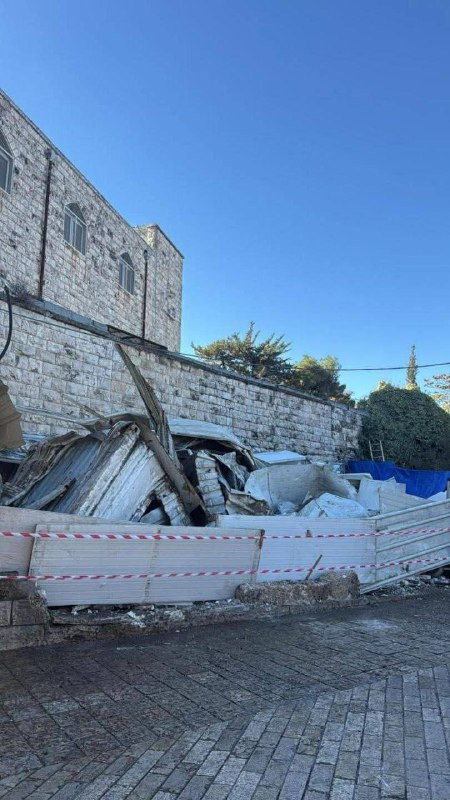 بلدية الاحتلال تقتحم وتقتحم محلاً تجارياً للمواطن أحمد عزات أبو سنينة في باب العامود وسط القدس، بذريعة عدم الترخيص، على الرغم من وجود جلسة محكمة مقررة...
