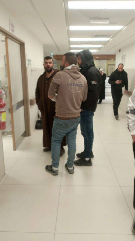 إصابة ٣ شباب بكسر في الرجلين، لكن نزلوهم أثناء فك حظر التجول في مركباتهم في المنطقة الجنوبية بالخليل....