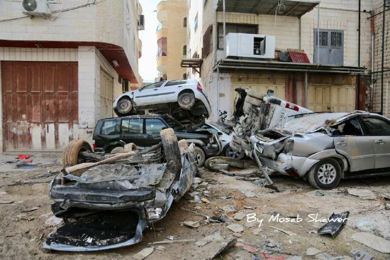 قوات الاحتلال تحطم عشرات المركبات وتستخدمها كحواجز لإغلاق الطرق، خلال العدوان المستمر على المنطقة الجنوبية في مدينة الخليل....