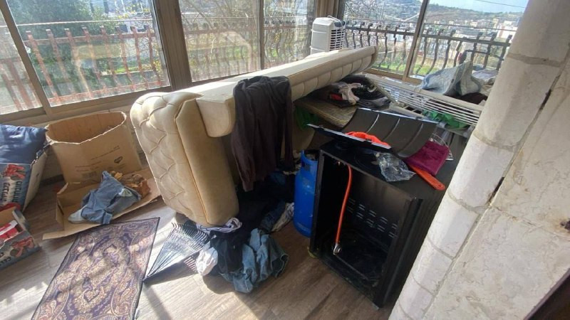 مصادر محلية: قوات الاحتلال اقتحمت عددًا من منازل عائلة الشهيد وليد صبارنة في بلدة بيت أمر شمال الخليل وحطمت محتوياتها....