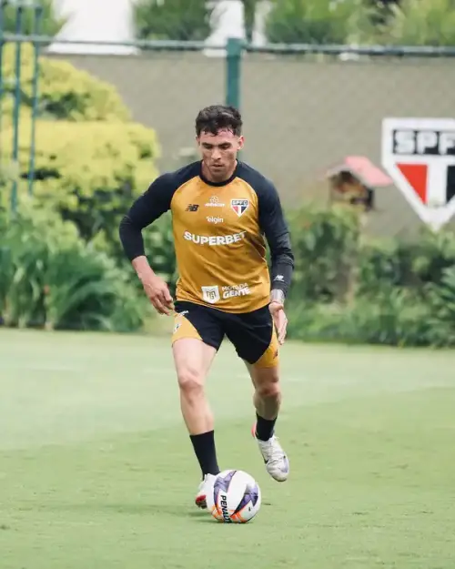 Enzo Díaz se recupera de lesão, mas luta para retomar ritmo e voltar a atuar pelo São Paulo