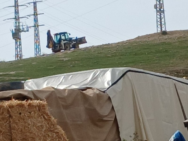 شرع مستعمرون صباح اليوم ببناء بؤرة استعمارية جديدة في الخان الأحمر على بعد نحو 60 مترًا من المدرسة....