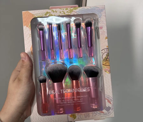 Real Techniques Travel Fantasy.jpg