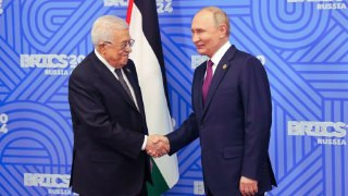 الرئيس محمود عباس يصل موسكو في زيارة رسمية يلتقي خلالها مع بوتين...