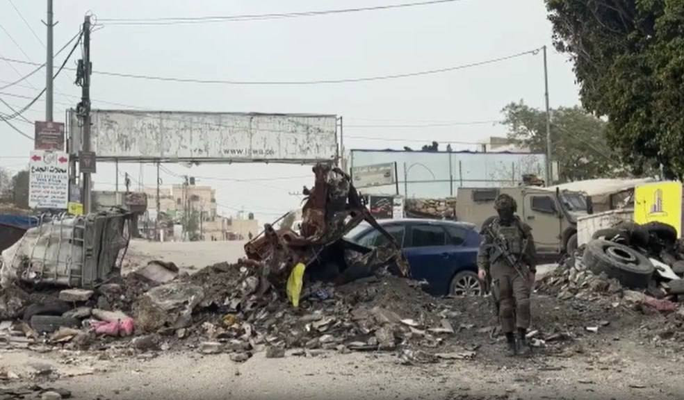 الاحتلال يواصل حصار وإغلاق حزما لليوم الثالث. وخلال الاقتحام المتواصل، نفذت قوات الاحتلال عشرات عمليات الاقتحام والمداهمة للمنازل والمحلات التجارية، و...