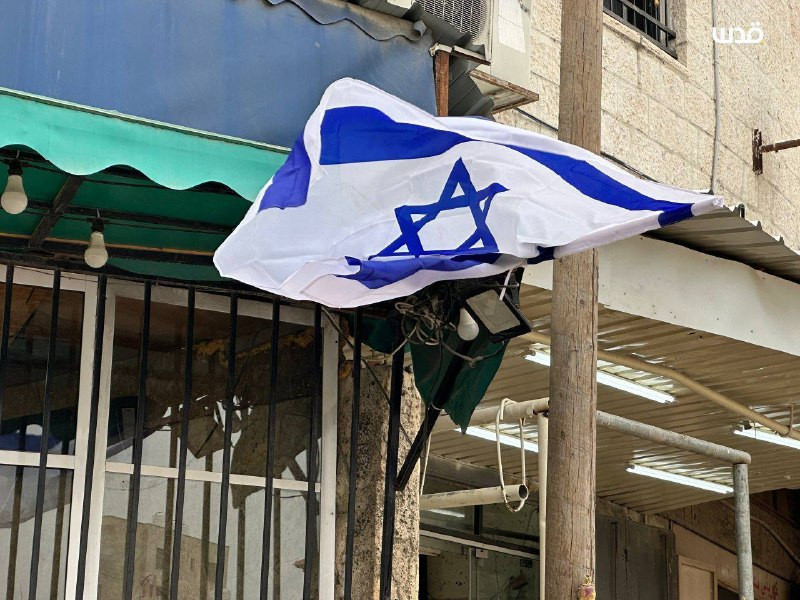 تفاجأ المواطنون صباح اليوم بقيام قوات الاحتلال برفع أعلامها داخل مخيم طولكرم، الذي يخضع لسيطرتها منذ نحو عام، بعد أن تسببت عملياتها بتشريد آلاف المواط...