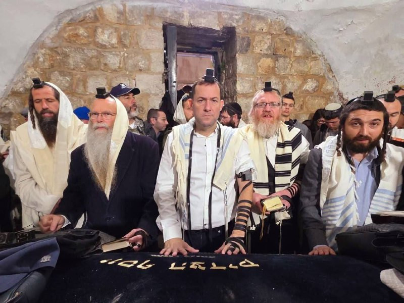 أعضاء في الكنيست وقادة المستوطنين يشاركون في اقتحام قبر يوسف شرق نابلس الليلة حتى الفجر تحت حماية قوات الاحتلال...