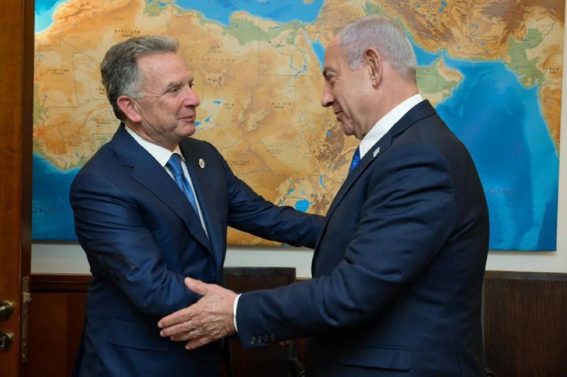 إعلام إسرائيلي: كبار مسؤولي الدفاع في إسرائيل يعتقدون أن هذه فرصة تاريخية للإطاحة بالنظام الإيراني من خلال عمل عسكري، أو للتوصل إلى اتفاق يتضمن سلسلة ...