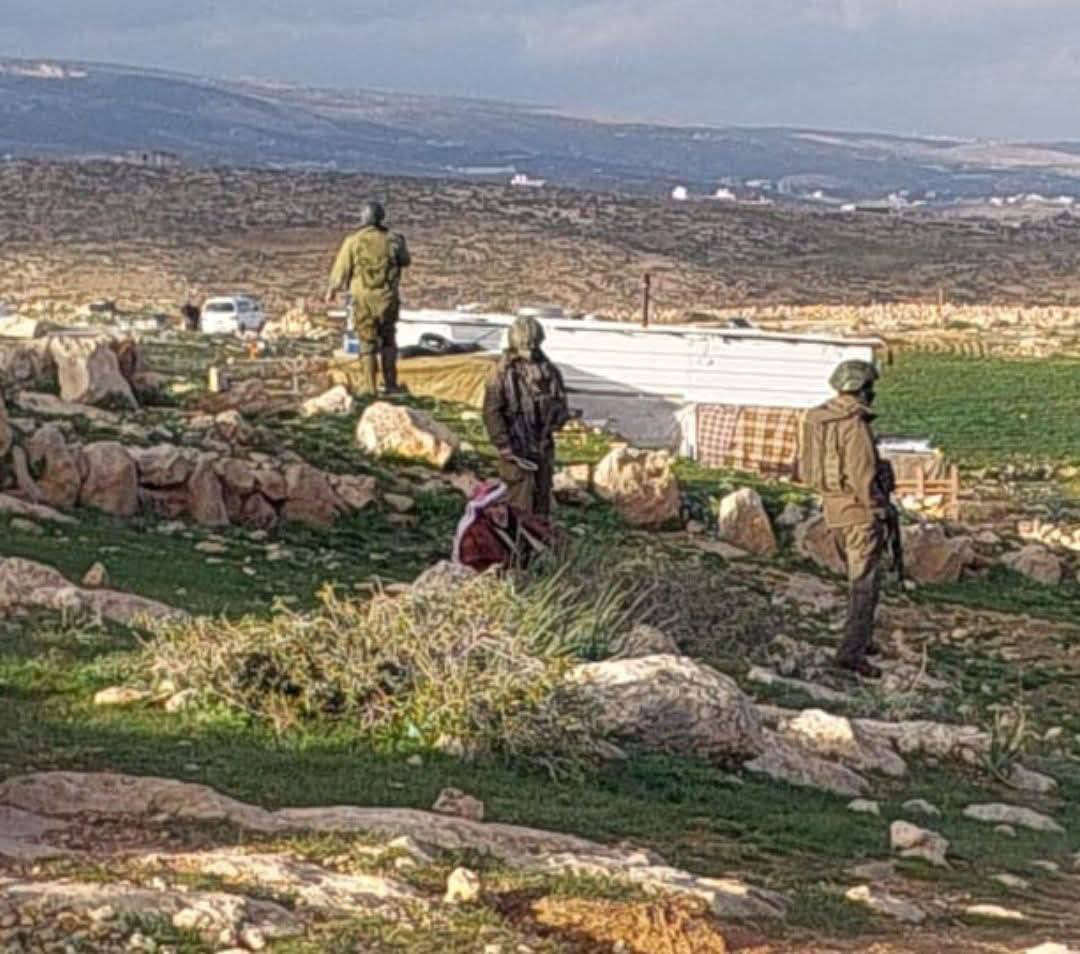 صورة | قوات الاحتلال تعتقل مسنًا في مسافر يطا، بعد قيام مستوطنين بإطلاق مواشيهم قرب مساكن المواطنين في منطقة حوارة...