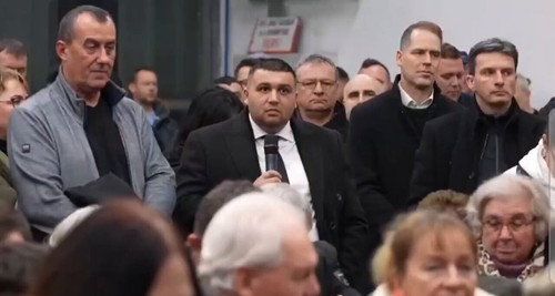 U3FymK9vl0ELBCD7.jpg