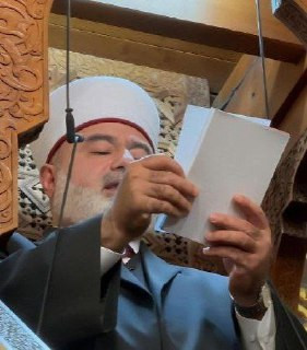 مصادر محلية: شرطة الاحتلال تمنع خطيب المسجد الأقصى المبارك وقاضي القدس الشرعي الشيخ محمد سرندح من المشاركة بصلاة الجنازة على زوجته ظهر اليوم في المسجد...