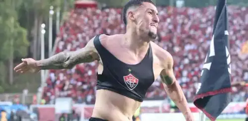 Vitória reage sob pressão, bate São Paulo e se garante na Série A com "ajudinha dupla"