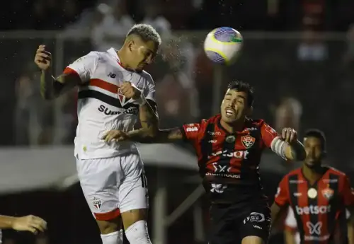 Retrospecto equilibrado: São Paulo e Vitória se desafiam no Barradão em busca de vitória decisiva