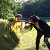 FRANKENSTEIN. (L to R) Mia Goth as Elizabeth and Oscar Isaac as Victor Frankenstein in Frankenstein.