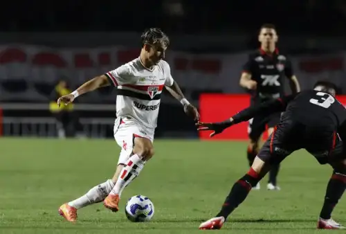 Vitória e São Paulo se enfrentam em duelo decisivo no Brasileirão; onde assistir e tudo sobre a partida