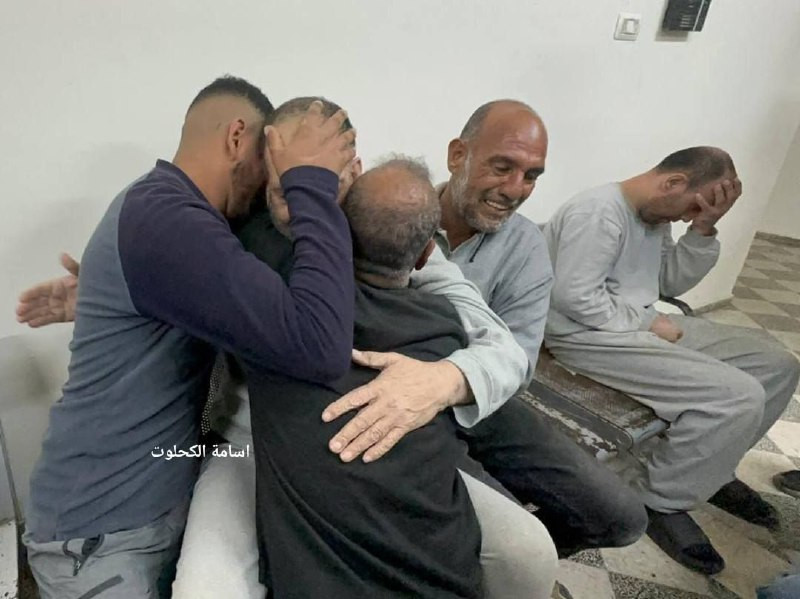 لحظة وصول خمسة أسرى من قطاع غزة إلى مستشفى شهداء الأقصى بدير البلح بعد الإفراج عنهم من سجون الاحتلال....