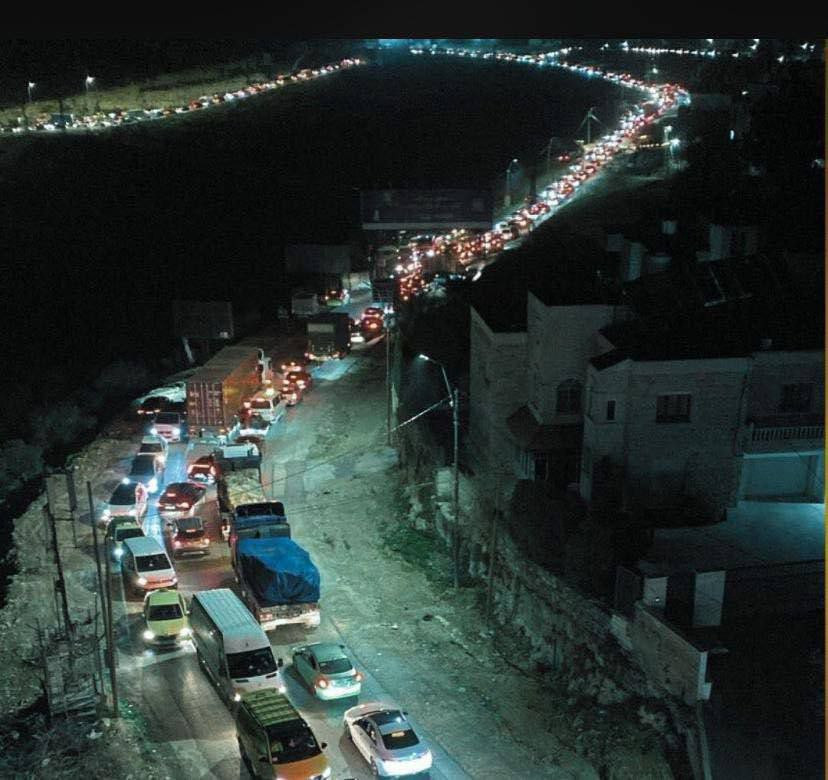 مئات الفلسطينيين عالقون منذ ساعات على حاجز عطارة شمال رام الله، بعد إغلاقه من قبل قوات الاحتلال....