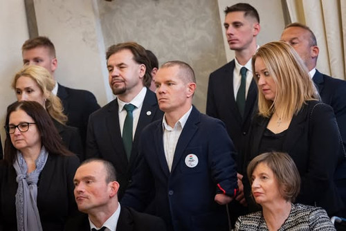 612859411 122269273706239180 6487732221484976054 n.jpg?stp=dst jpg s590x590 tt6& nc cat=100&cb2=99be.jpg