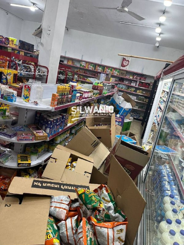 آثار الخراب الذي أحدثته قوات الاحتلال عقب مداهمة أحد المحال التجارية في بلدة العيساوية شمال شرق القدس المحتلة....