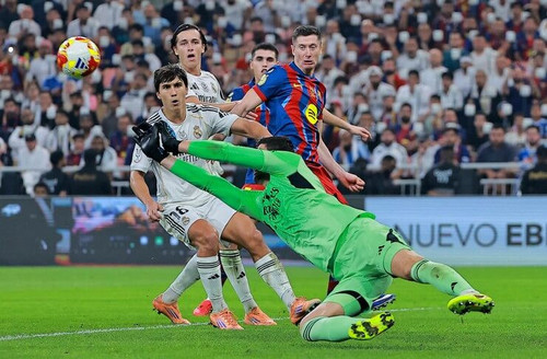 Thibaut Courtois Real Madrid Kurang Beruntung HLN.jpg