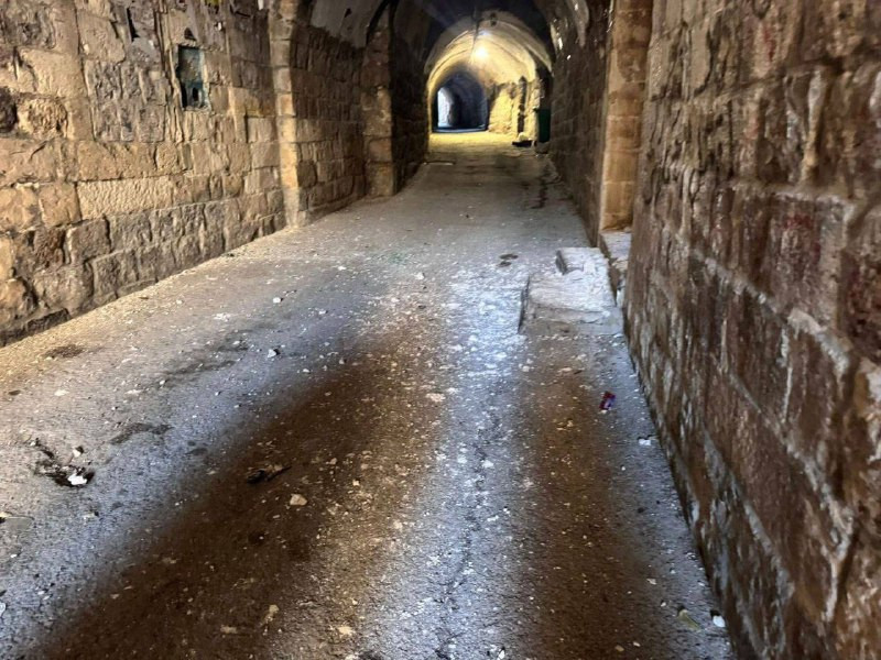 اطلقوا وابلا من النيران وحطموا المنزل بشكل كامل ...مشاهد من اقتحام قوات الاحتلال لمنزل الشيخ ماهر الخراز في البلدة القديمة بمدينة نابلس صباح اليوم ....